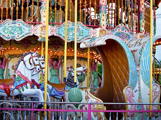 停止中のメリーゴーランド