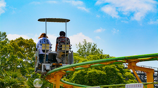 スカイサイクルを漕ぐ2人